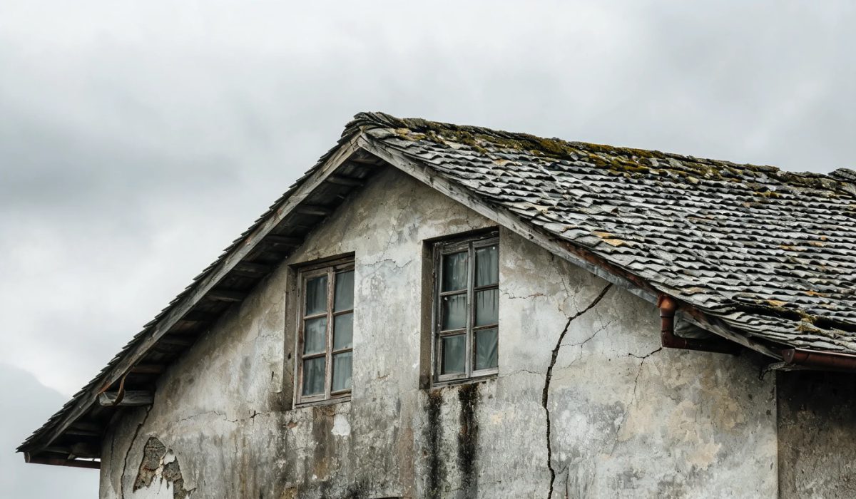 Muro exterior con pintura descascarada por humedad