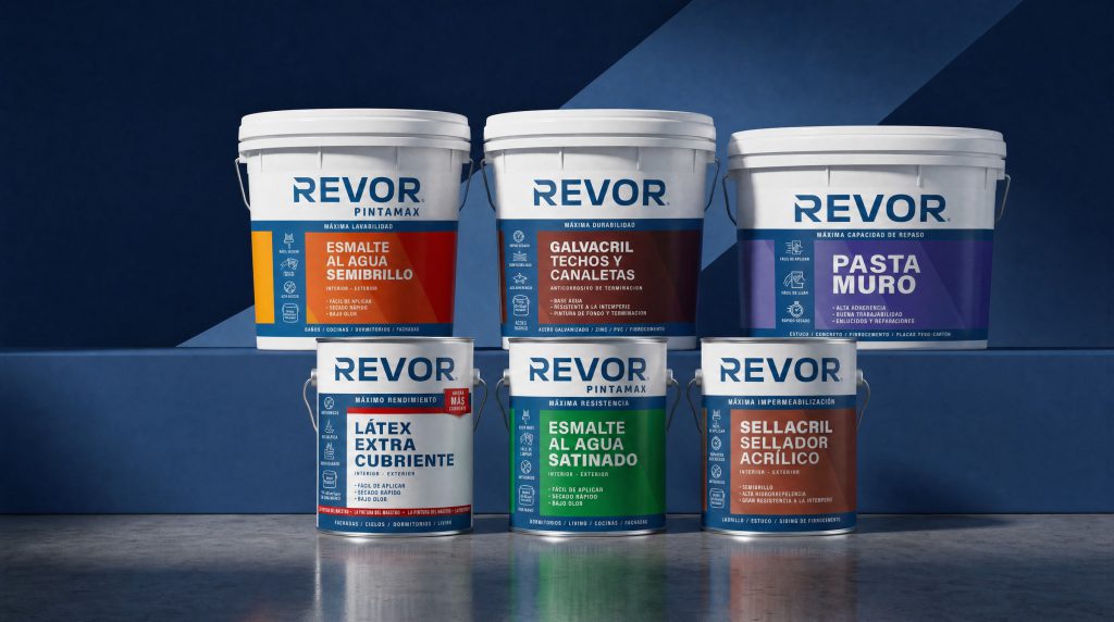 Los seis productos de la línea Revor en un escenario azul: Esmalte al Agua Semibrillo, Galvacril Techos y Canaletas, Pasta Muro, Látex Extracubriente, Esmalte al Agua Satinado y Sellacril Sellador Acrílico
